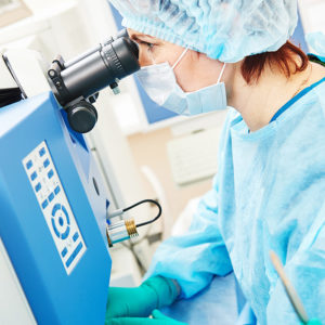 chirurgien lasik microscope